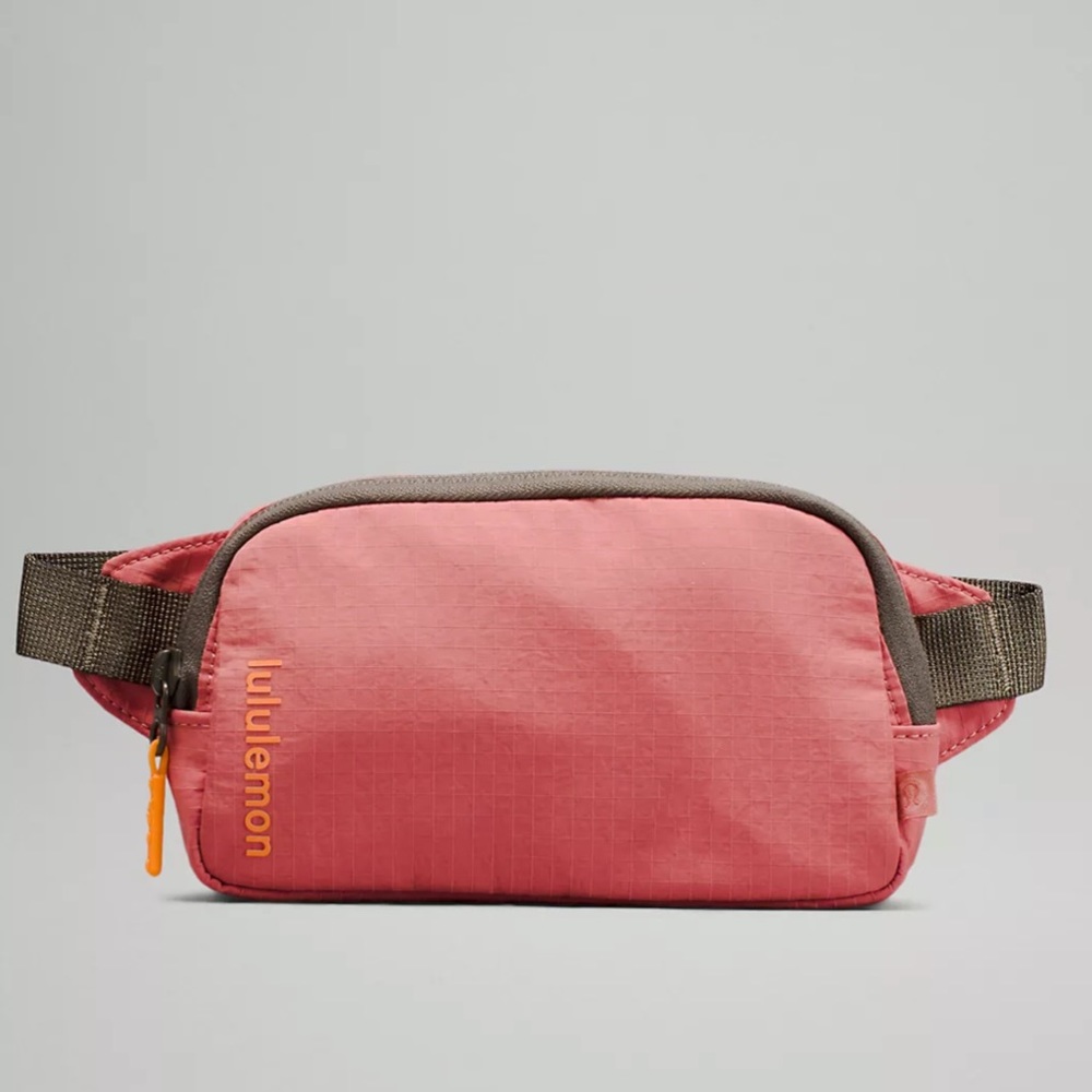 BNWT MINI LULULEMON BELTBAG